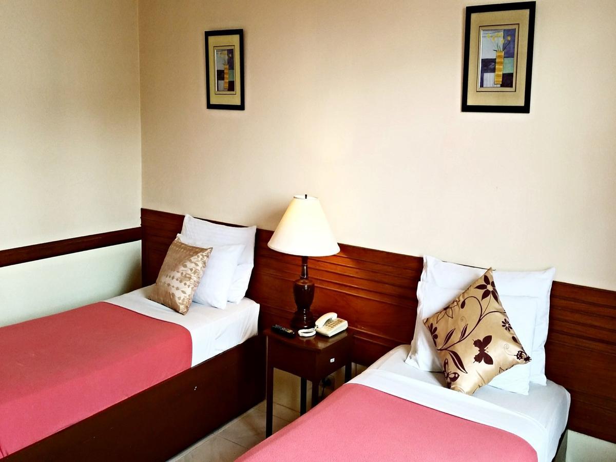 La Parilla Hotel Cabanatuan City Exterior photo